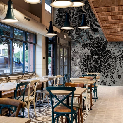 Carta da parati Black Dalia con grandi fiori in nero e sfumature di grigio di Instabilelab