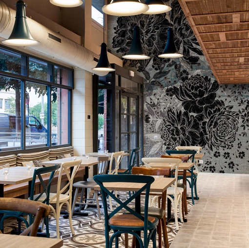 Carta da parati Black Dalia con grandi fiori in nero e sfumature di grigio di Instabilelab