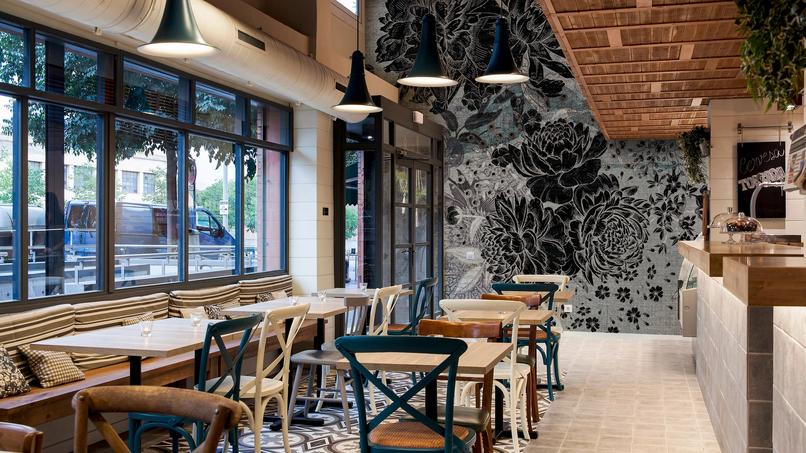 Carta da parati Black Dalia con grandi fiori in nero e sfumature di grigio di Instabilelab