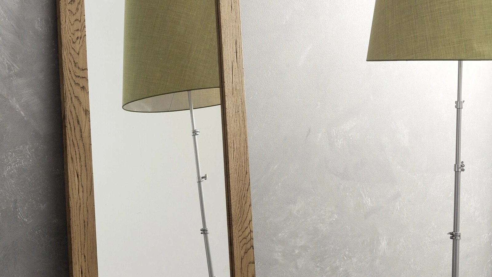 Specchiera Elephant con cornice in rovere di Devina Nais