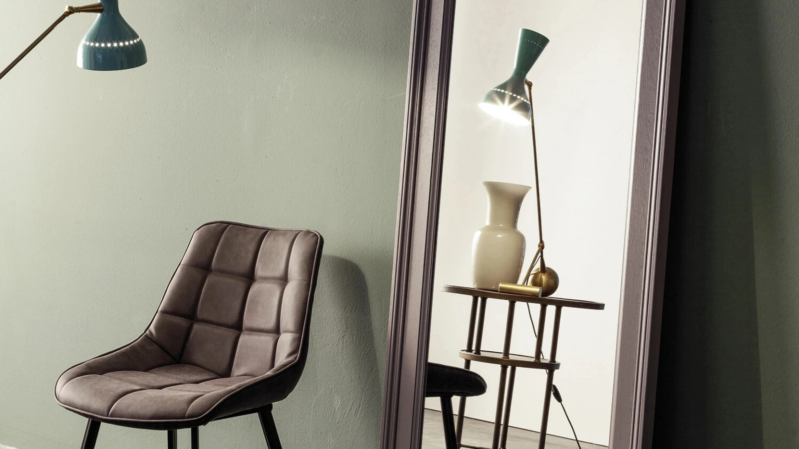 Specchiera Keystone con cornice in legno di Devina Nais