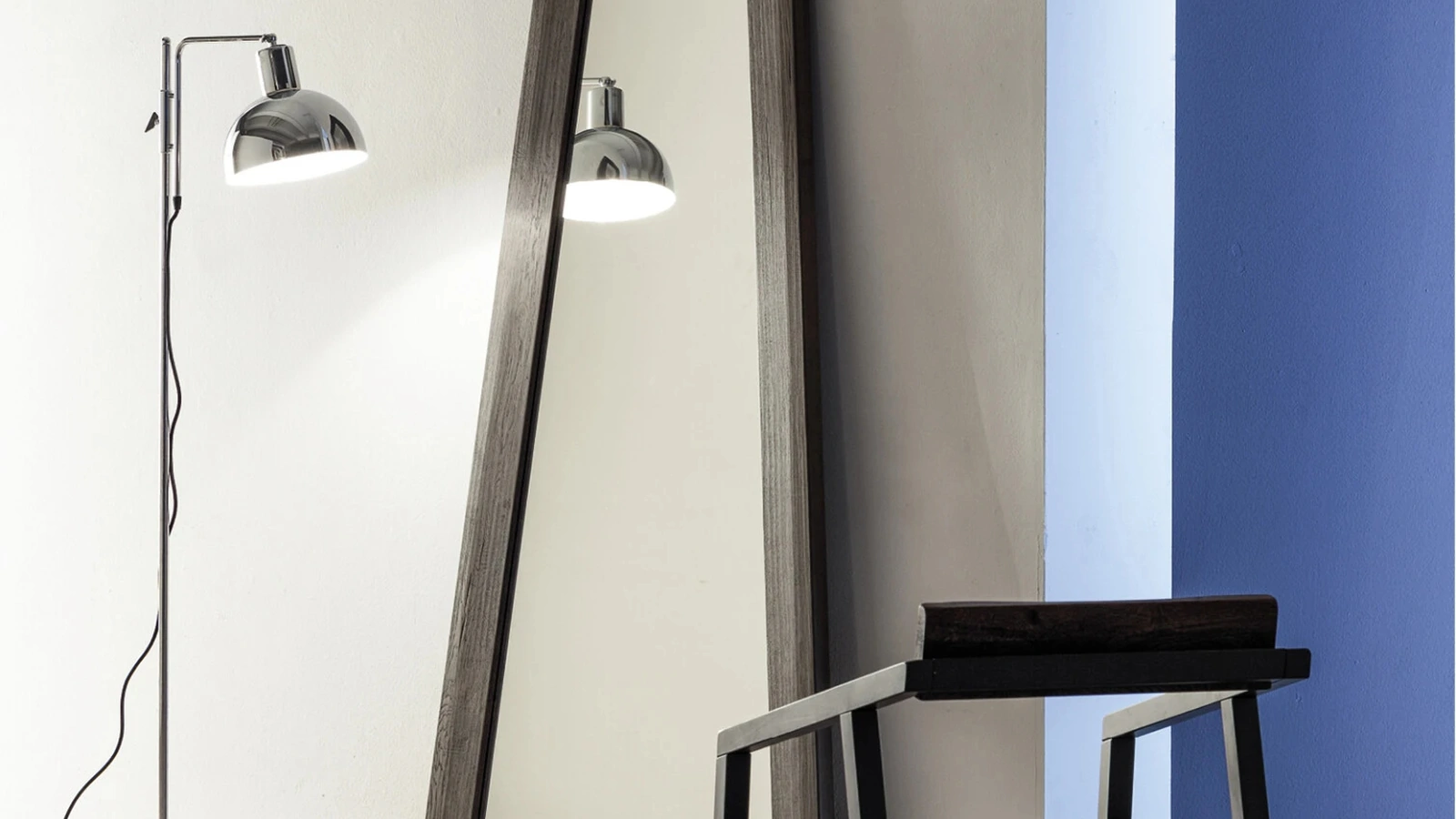 Specchiera Trapezio con cornice in legno di Devina Nais