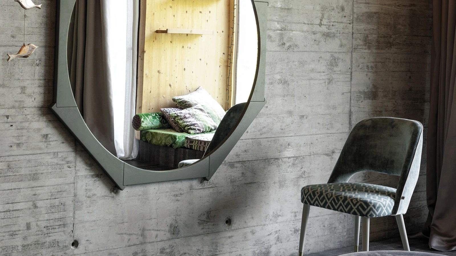 Specchio Colibrì in massello di rovere di Devina Nais