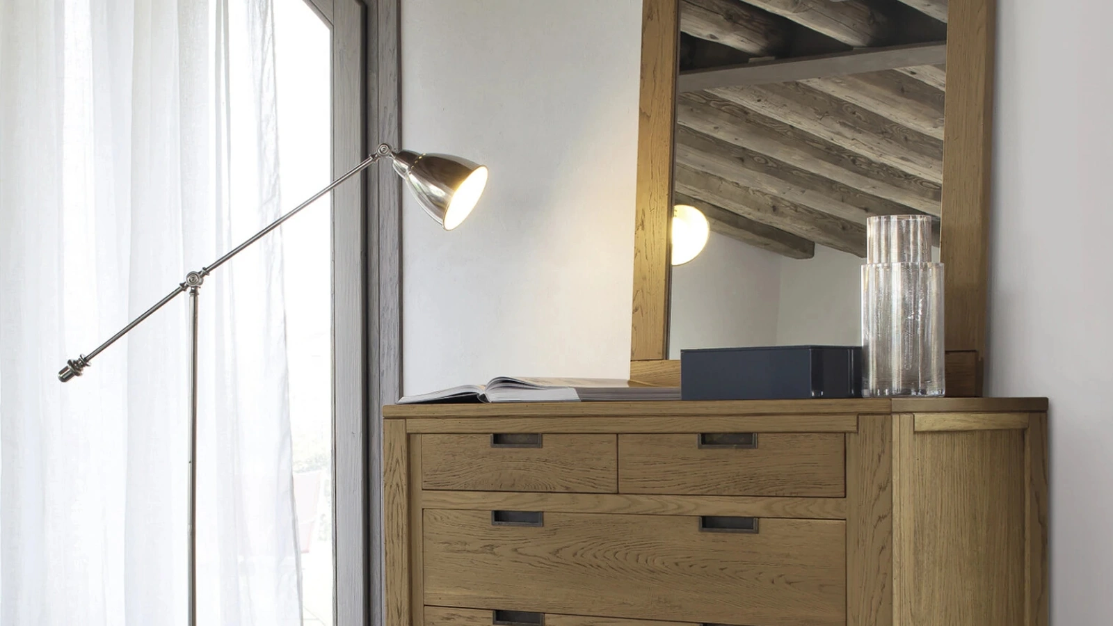 Specchio Quadra con cornice in massello di rovere di Devina Nais