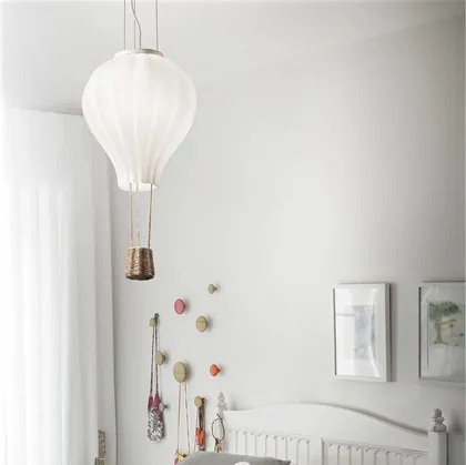 Lampada a sospensione che ricorda una mongolfiera Dream Big con diffusore in vetro soffiato bianco acidato e cesto in corda di Ideal Lux