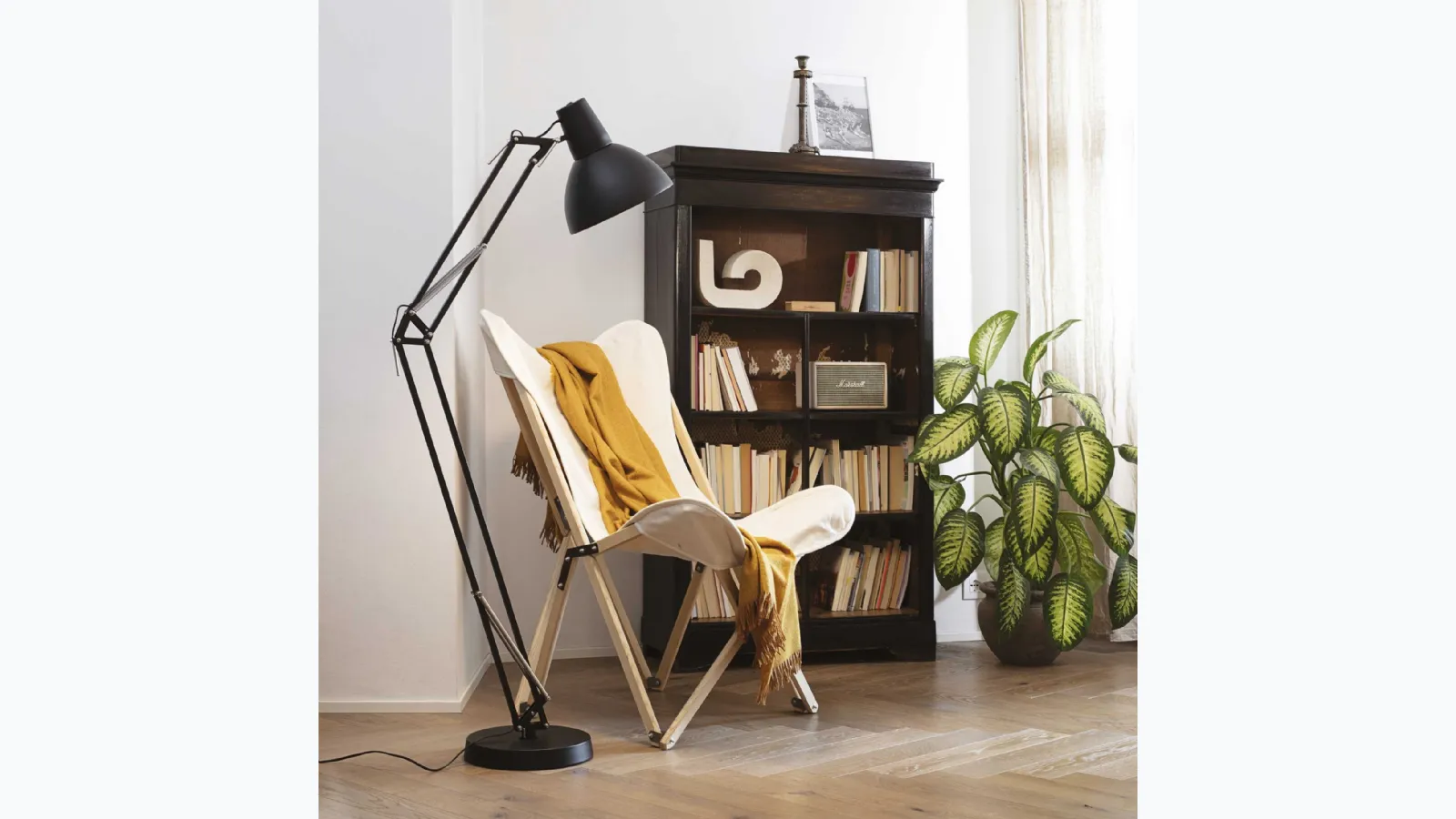 Lampada da terra Wally in metallo verniciato con braccio articolato regolabile di Ideal Lux