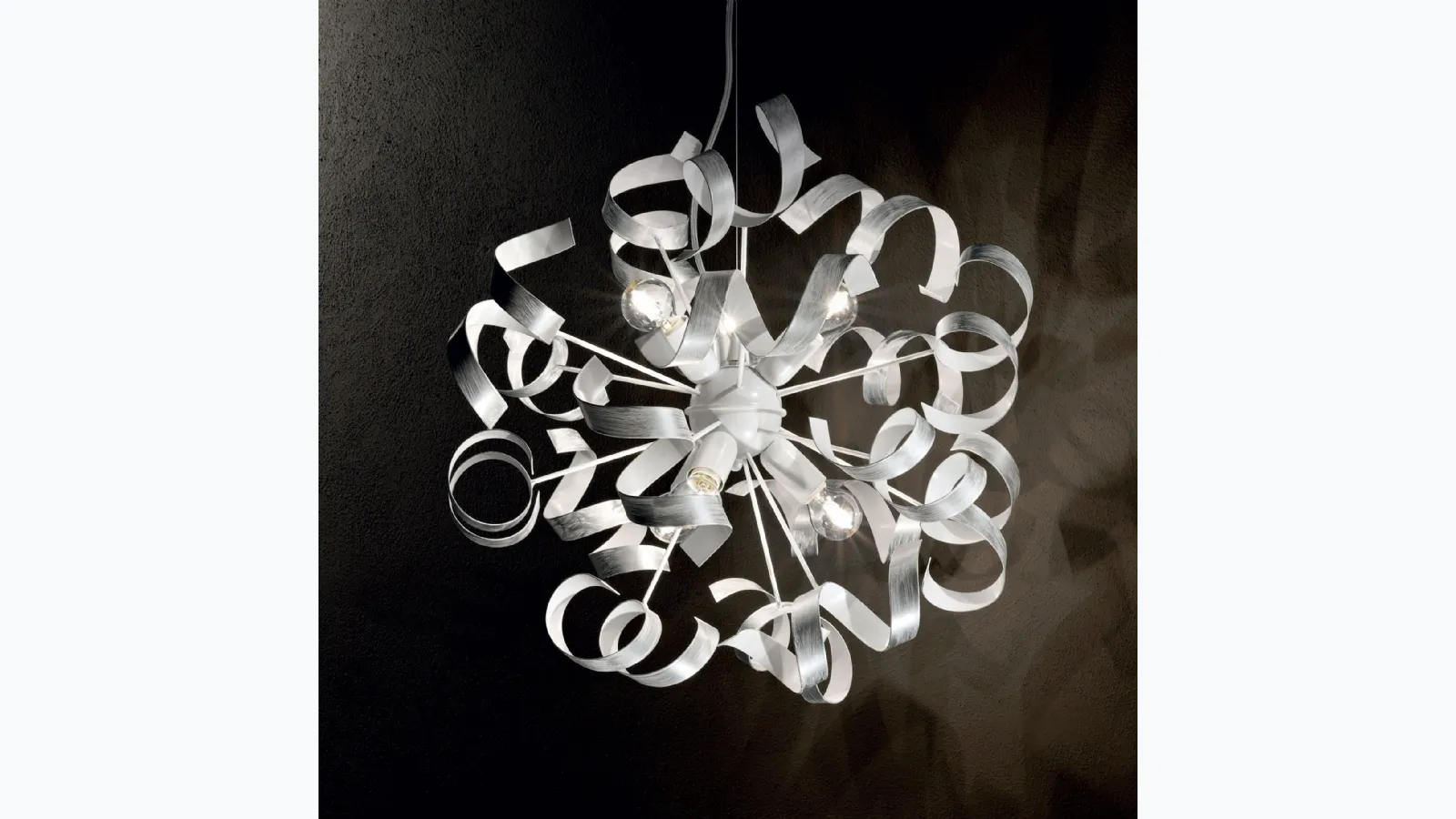 Lampada a sospensione Vortex in metallo verniciato bianco opaco con elementi decorativi in metallo dipinti a mano in argento di Ideal Lux