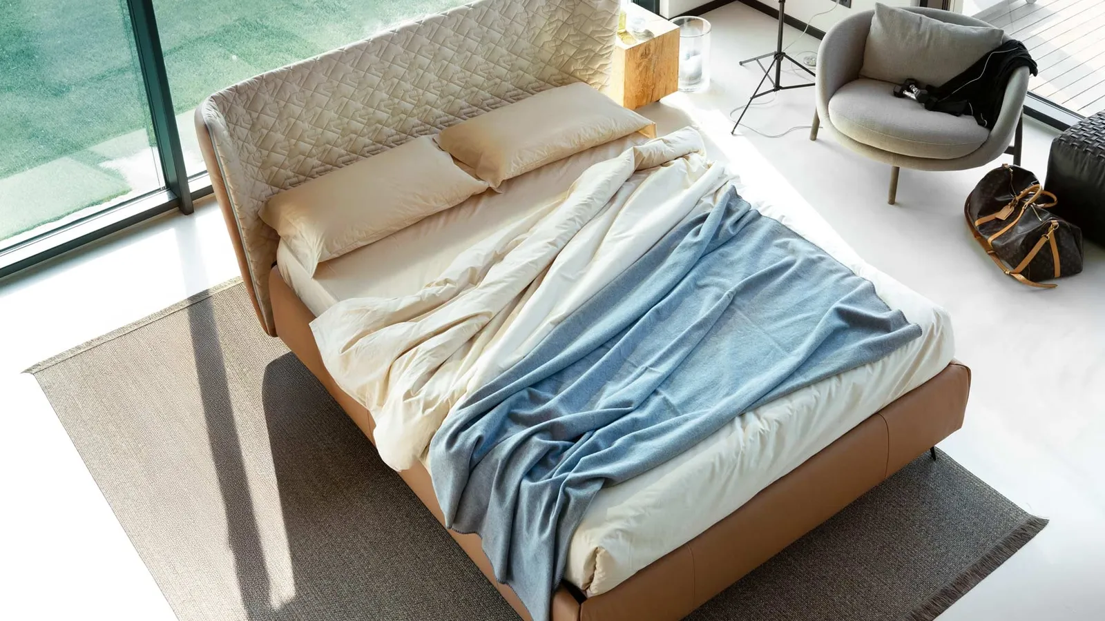 Letto in ecopelle con testiera curva e contenitore Leonte di Noctis