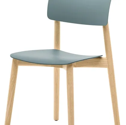 Sedia Astrid in polipropilene con struttura in legno di Veneta Cucine