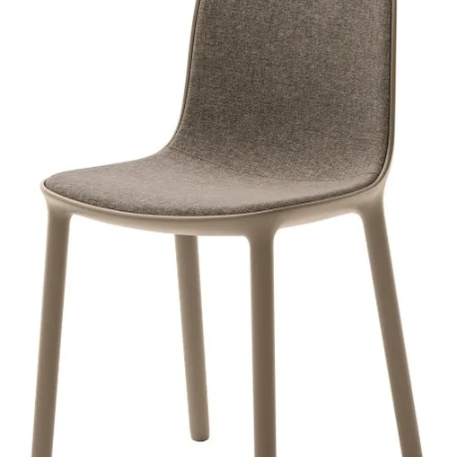 Sedia Hug con scocca in tessuto e struttura in polipropilene di Veneta Cucine