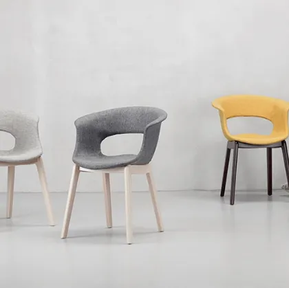 Sedia Miss B con scocca in tessuto e struttura in massello di faggio di Scab Design