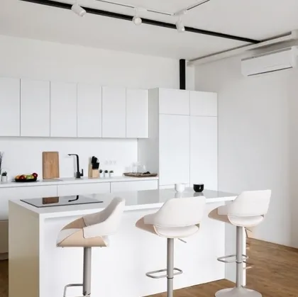 Sgabello Roxanne Moon in legno e tessuto di Bizzotto