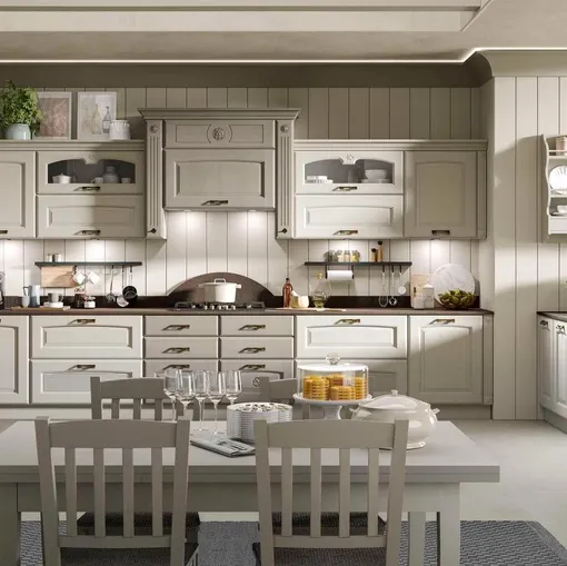 Cucina Classica Olimpia in frassino finitura perla bianco e ghisa di Mobilturi