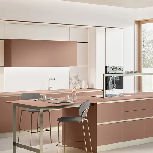 Cucina Moderna con isola Oyster 06 in laccato Rosso Etrusco e Beige Grain Dek di Veneta Cucine