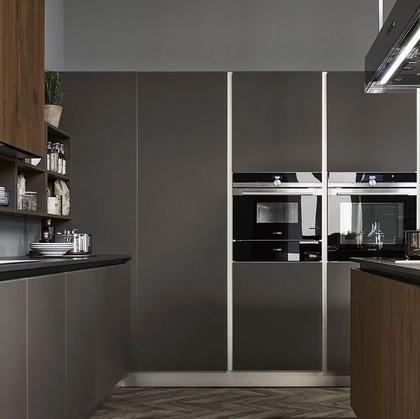 Cucina Moderna Ri-flex 02 con isola in Olmo antico e vetro laccato opaco Marrone Oliva di Veneta Cucine