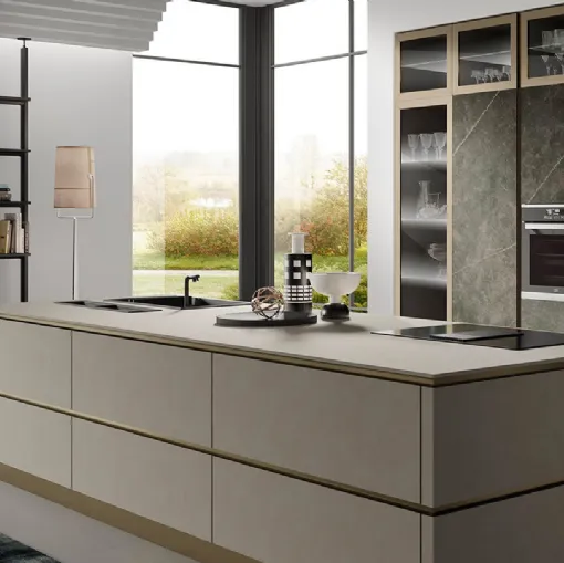 Cucina Moderna con isola Stratos in gres light grey e gres calcite nera di Mobilturi