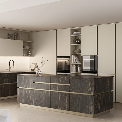 Cucina Moderna con isola Iconica 04 in laccato e ceramica di Veneta Cucine