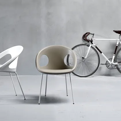 Sedia da esterno in tecnopolimero riciclabile con 4 gambe in tondino di acciaio Drop di Scab Design