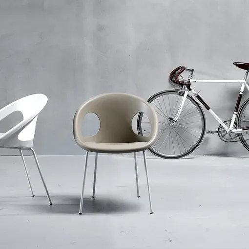 Sedia da esterno in tecnopolimero riciclabile con 4 gambe in tondino di acciaio Drop di Scab Design