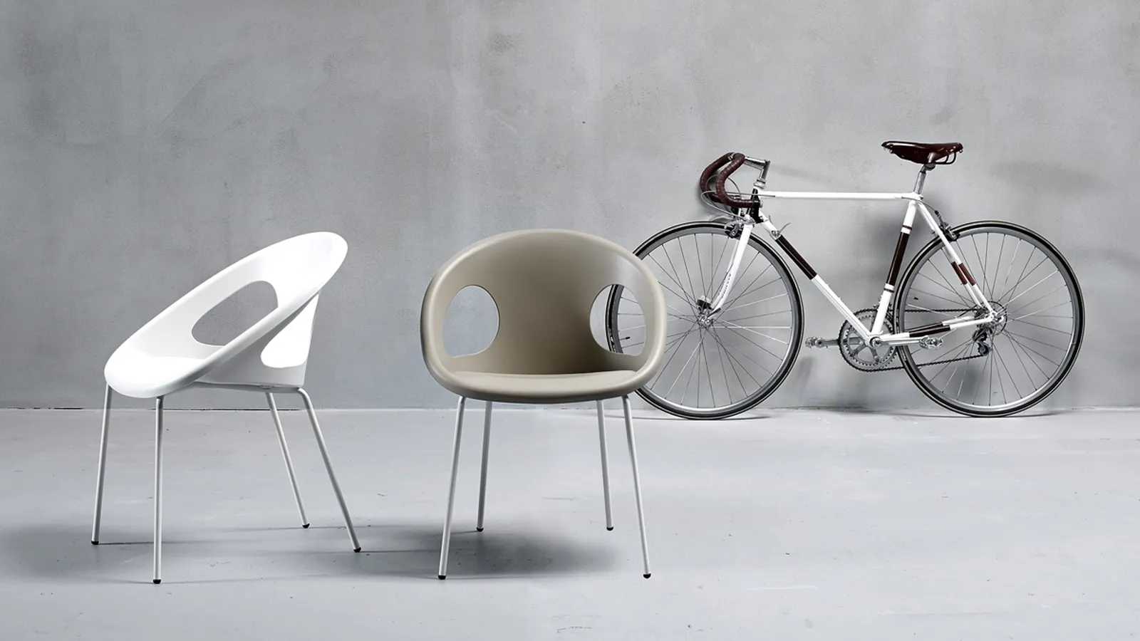 Sedia da esterno in tecnopolimero riciclabile con 4 gambe in tondino di acciaio Drop di Scab Design