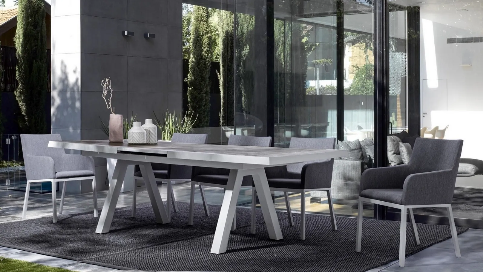 Tavolo in ceramica e Sedie imbottite Lunar di Bizzotto