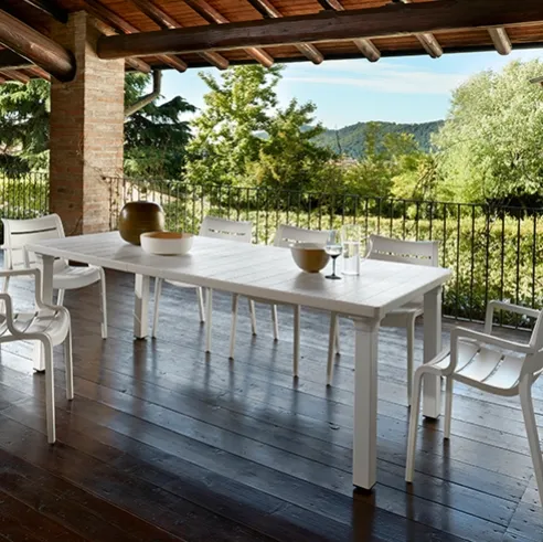 Tavolo da giardino in tecnopolimero a effetto doghe e gambe in alluminio verniciato Per3 di Scab Design