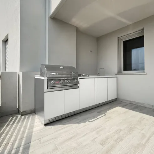 Cucina da esterno Via Nolfi in acciaio inox laccato bianco di OF Outdoor kitchens